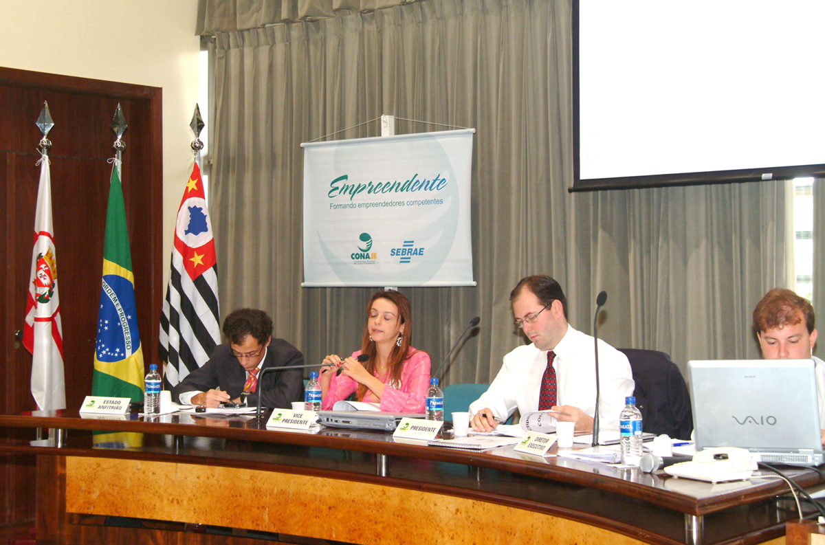 A mesa diretora: presidência, vice-presidência, diretoria executiva e o estado anfitrião, sob o banner do programa Empreendente, da Conaje com o Sebrae.
